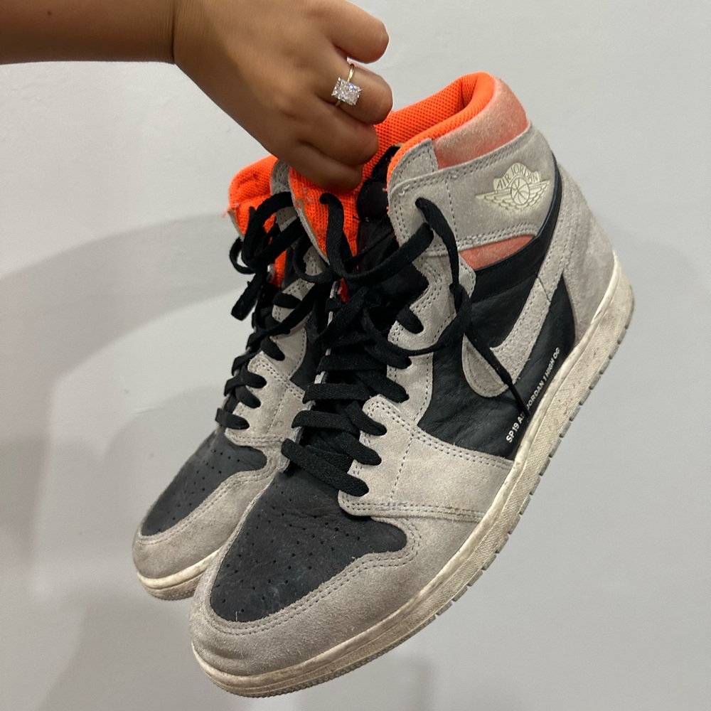 Jordan 1 Retro High
Neutral Grey Hyper Crimson